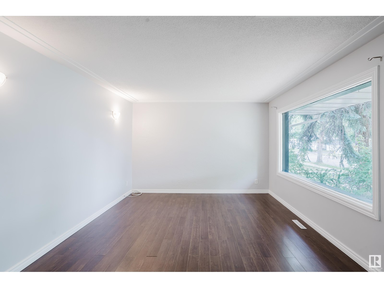 11932 45 ST NW
