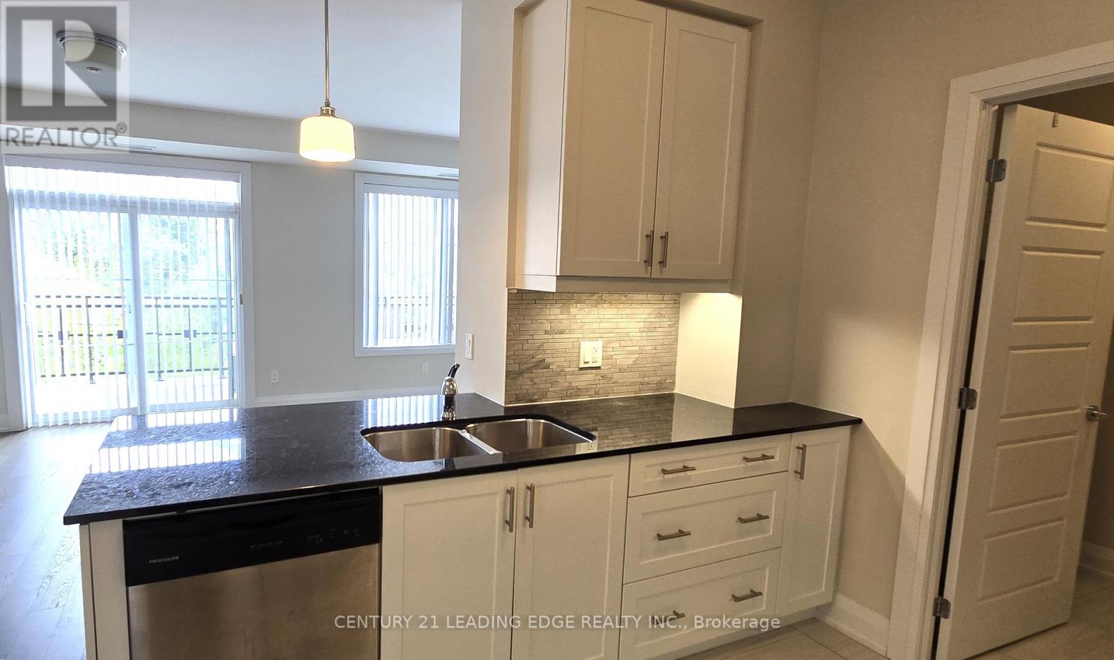 325 - 7 BOND CRESCENT