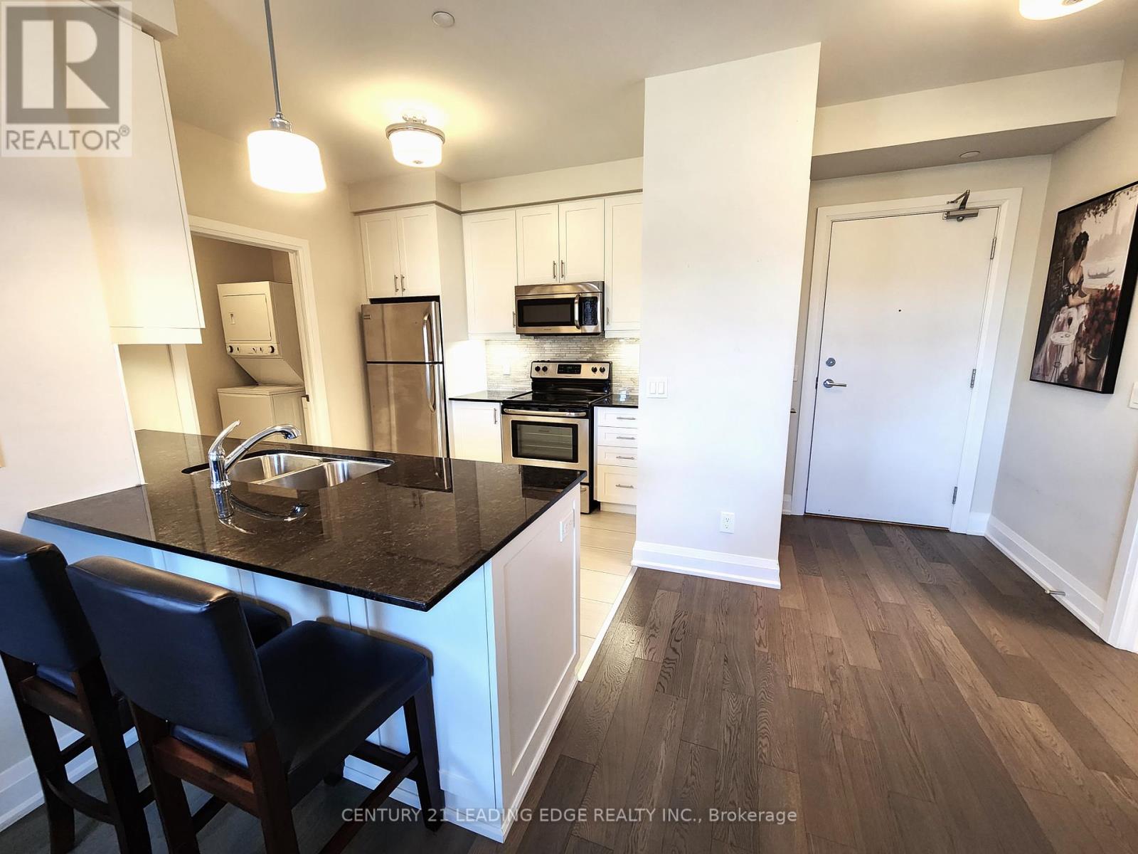 325 - 7 BOND CRESCENT
