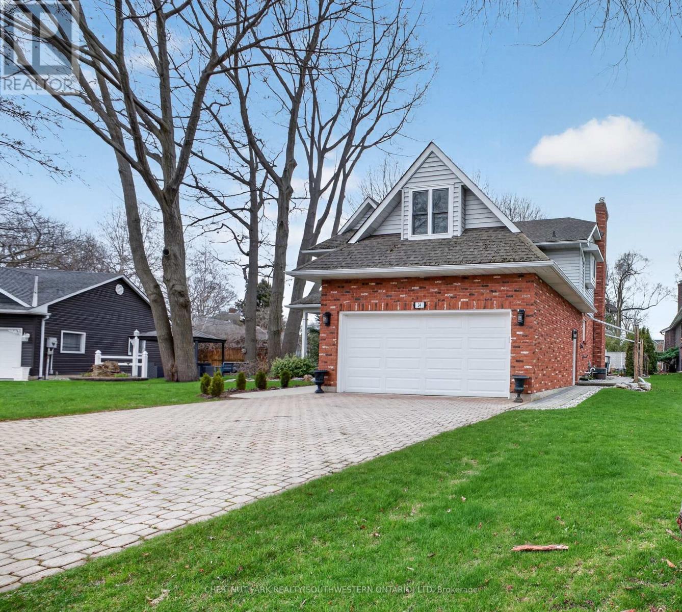 24 LAKESIDE PLACE E