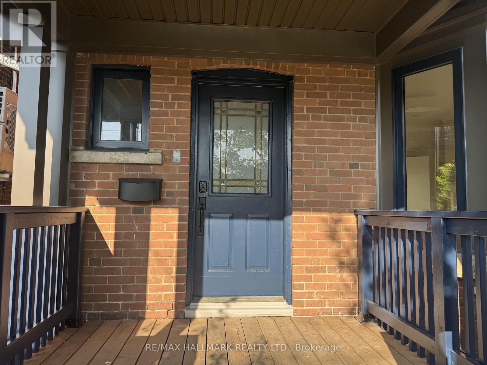 UPPER - 553 BROADVIEW AVENUE