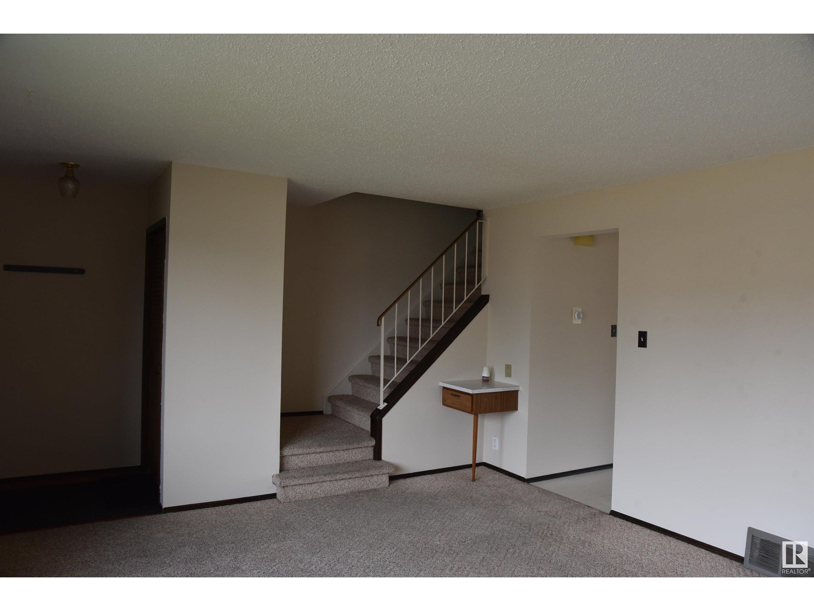 7015 101 AV NW