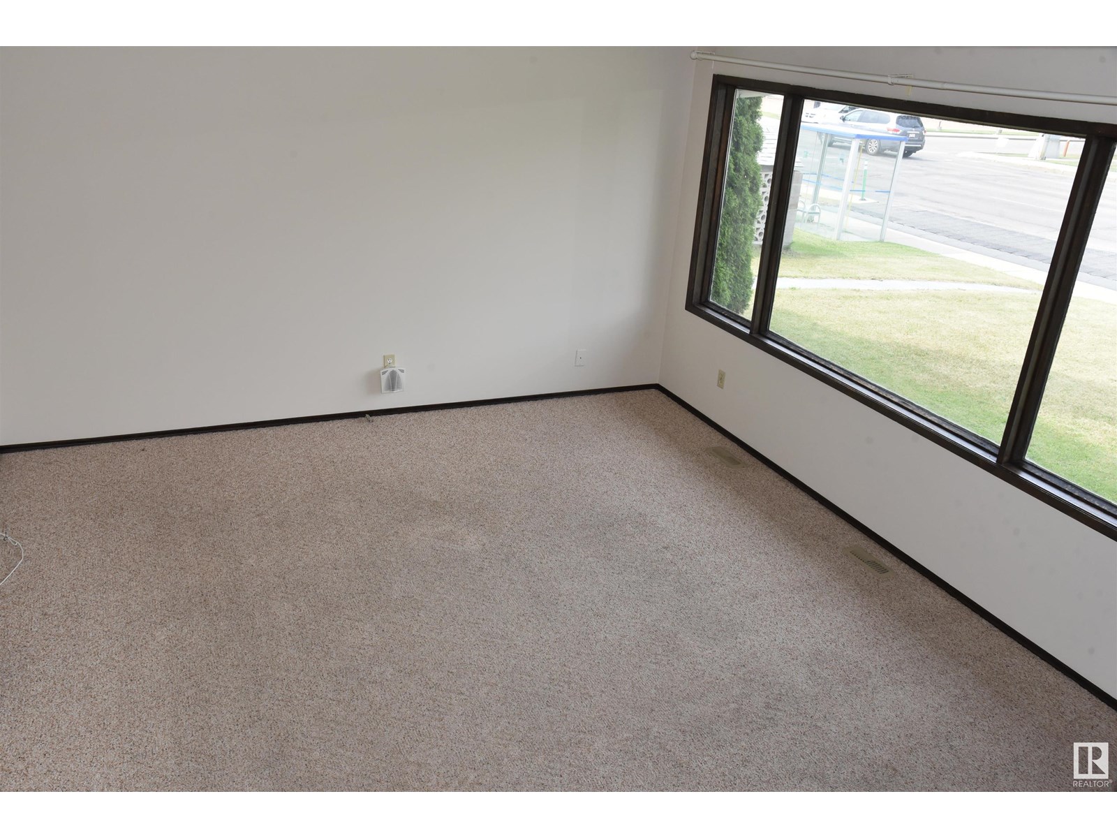 7015 101 AV NW