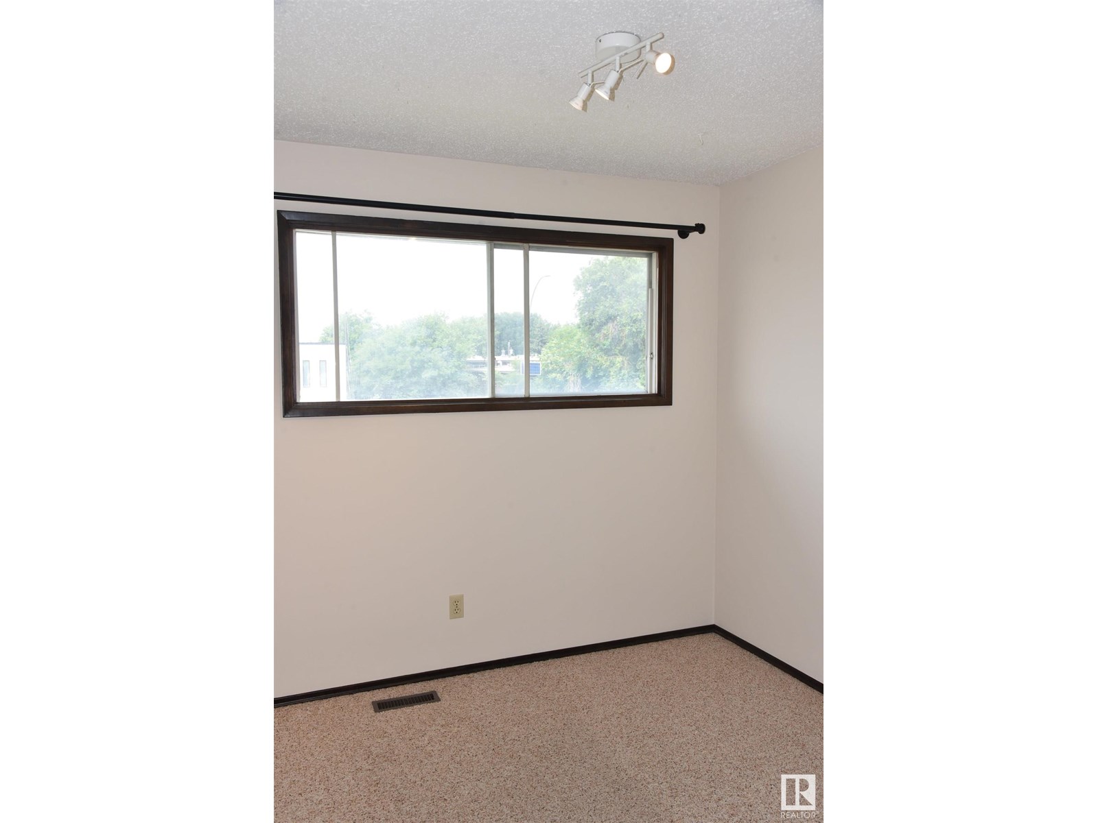 7015 101 AV NW