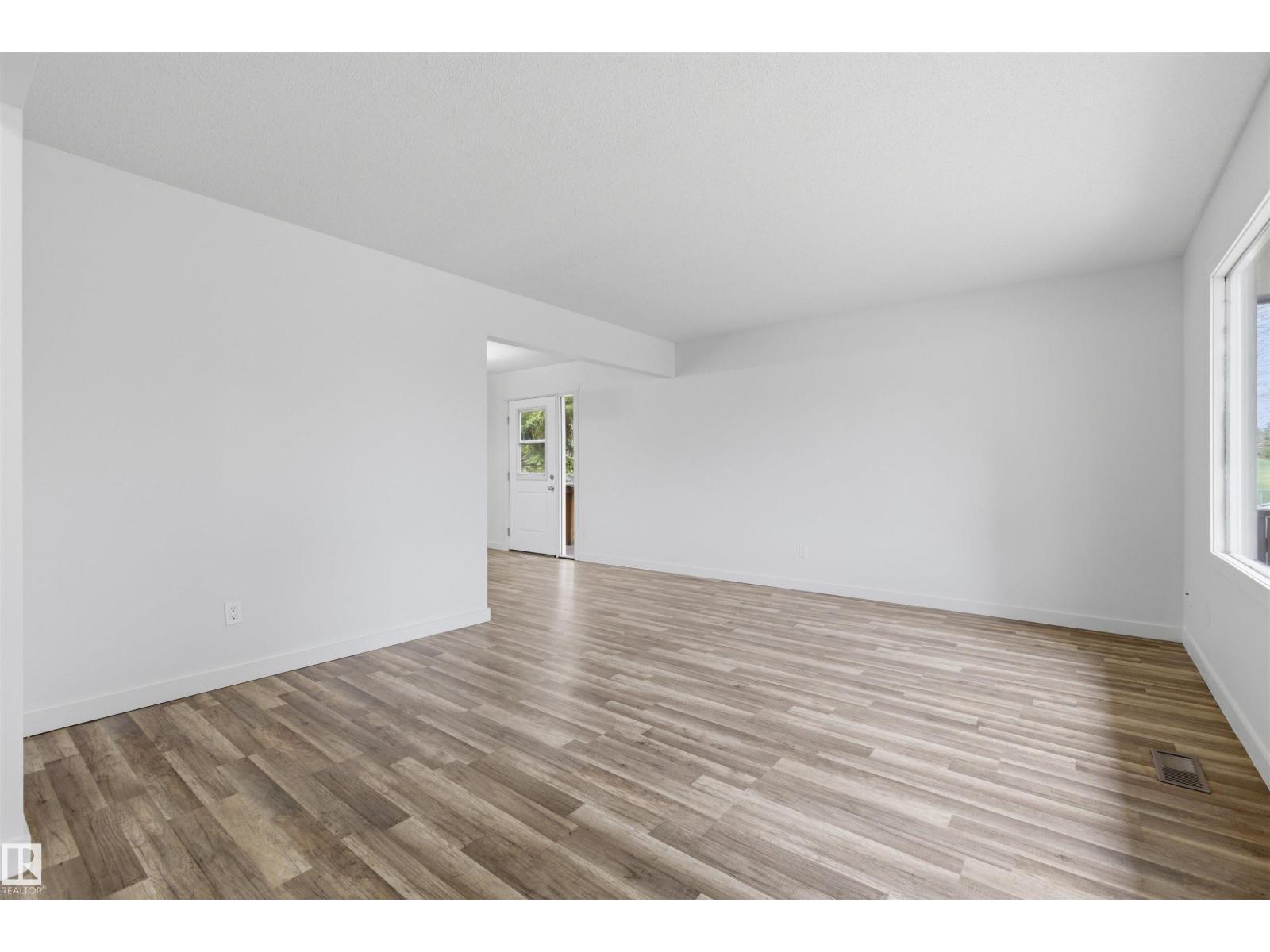 7604 142 AV NW