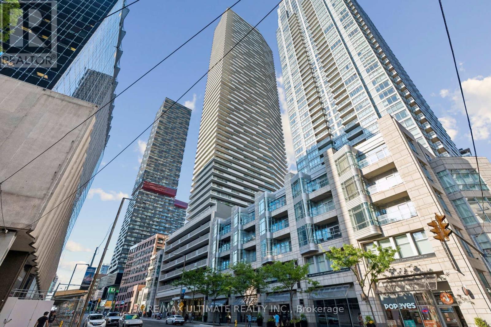Photo 1 of 31 — 3905 - 2221 YONGE STREET Unit 3905, Toronto (Mount Pleasant West), ON M4S2B4