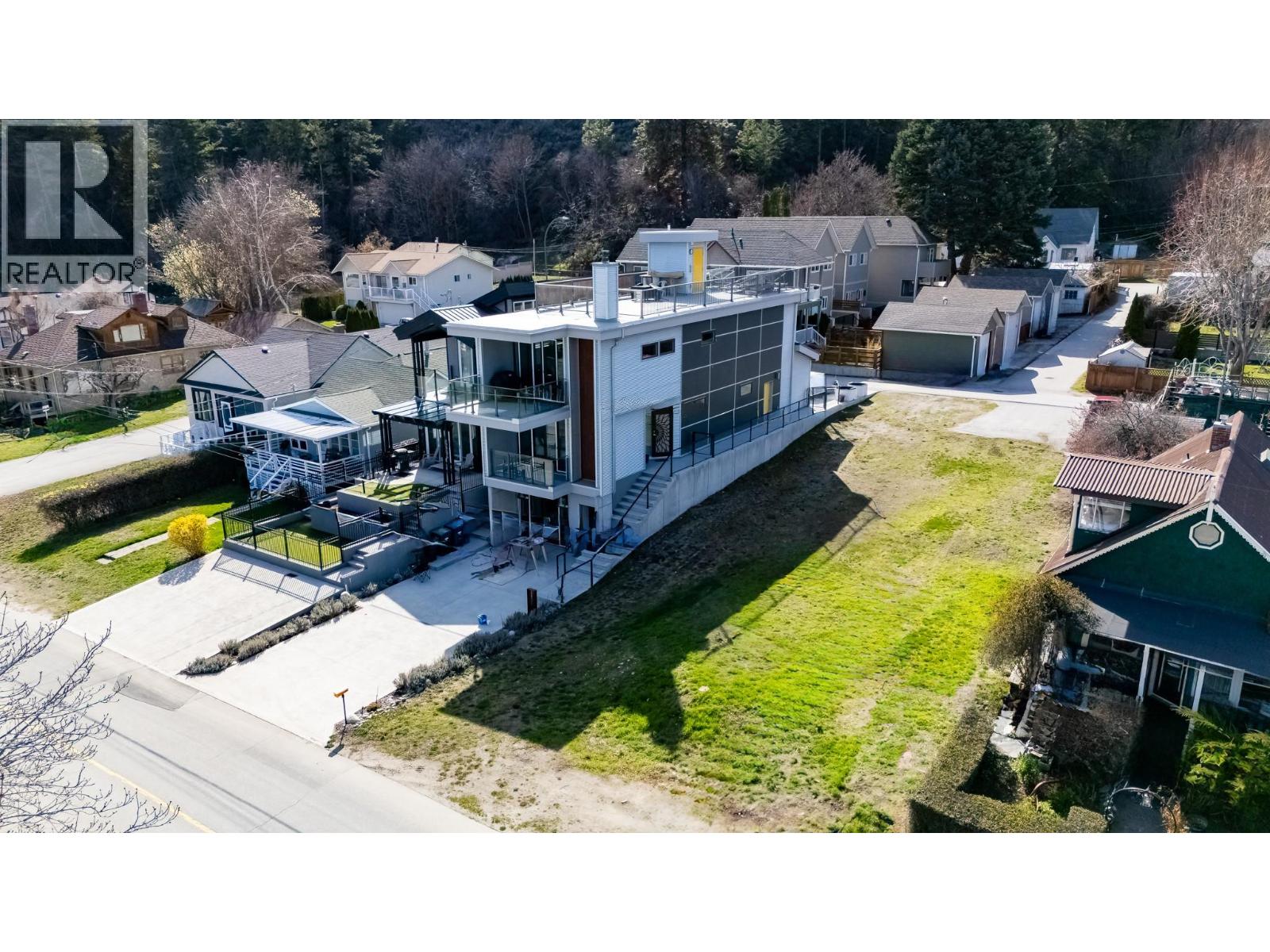 12210 LAKESHORE Drive S