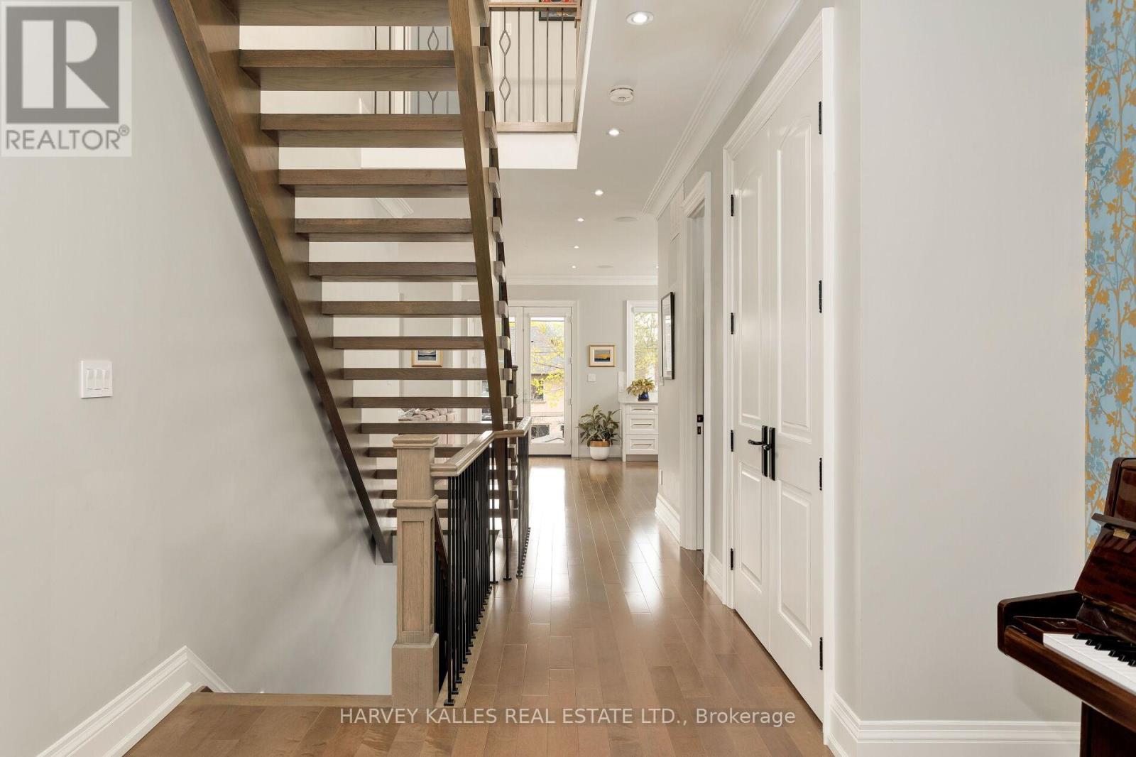 4673 DUNDAS STREET W