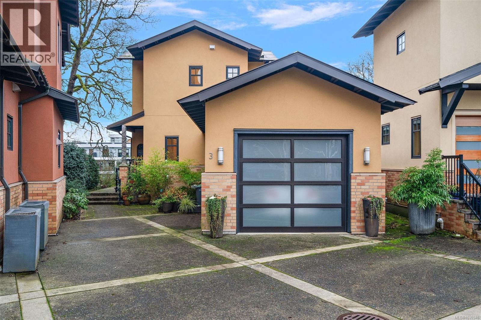 3 849 Dunsmuir Rd