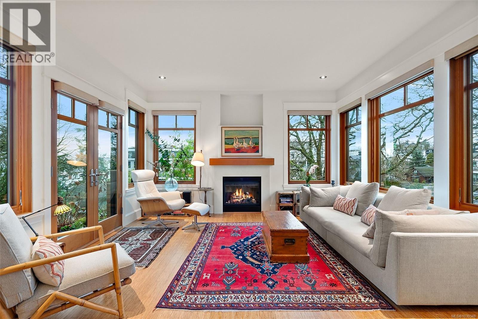 3 849 Dunsmuir Rd
