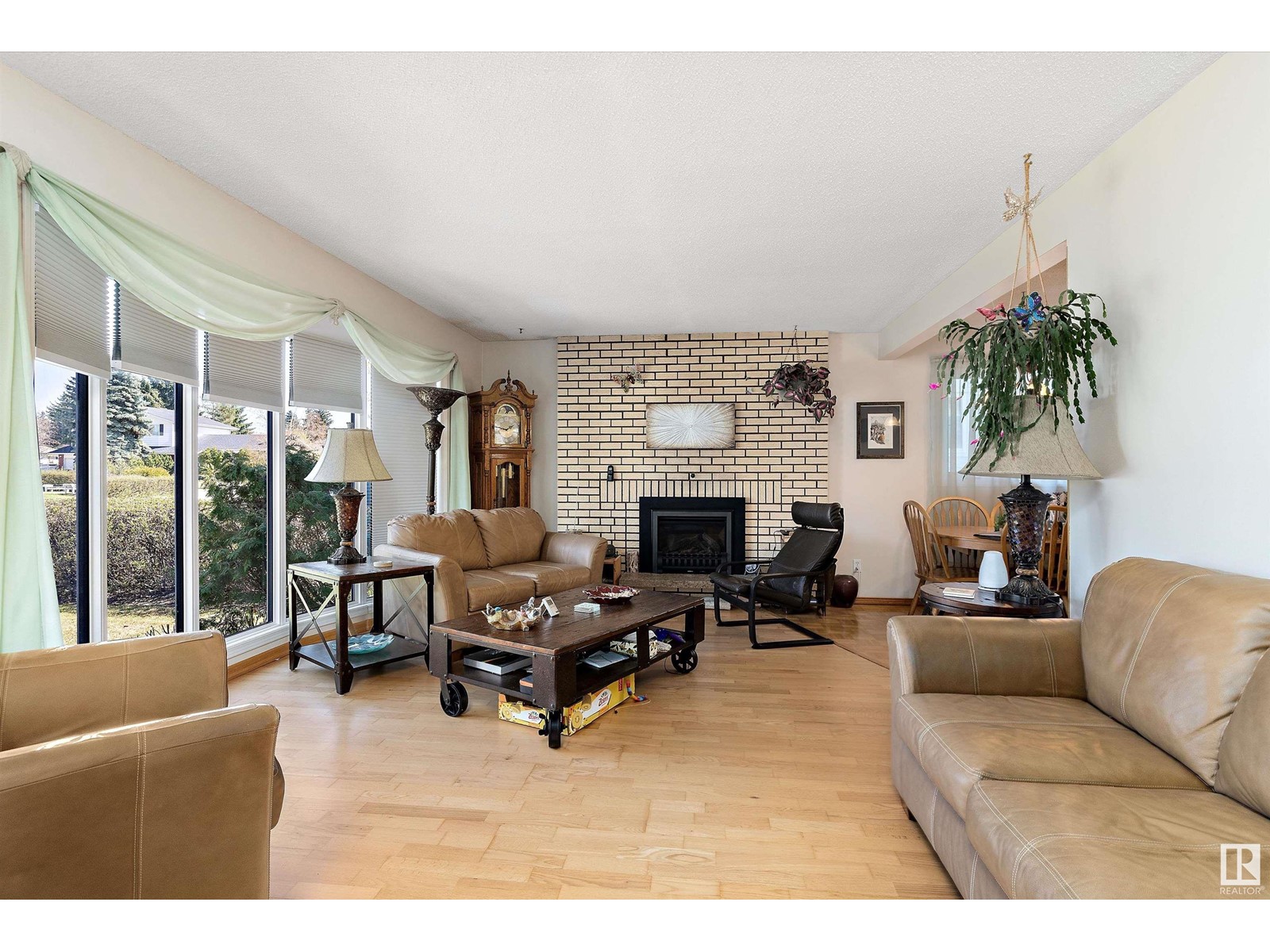 8607 10 AV NW