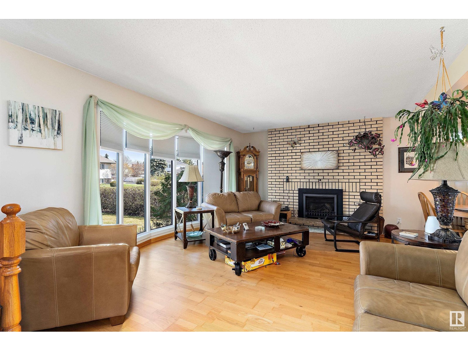 8607 10 AV NW