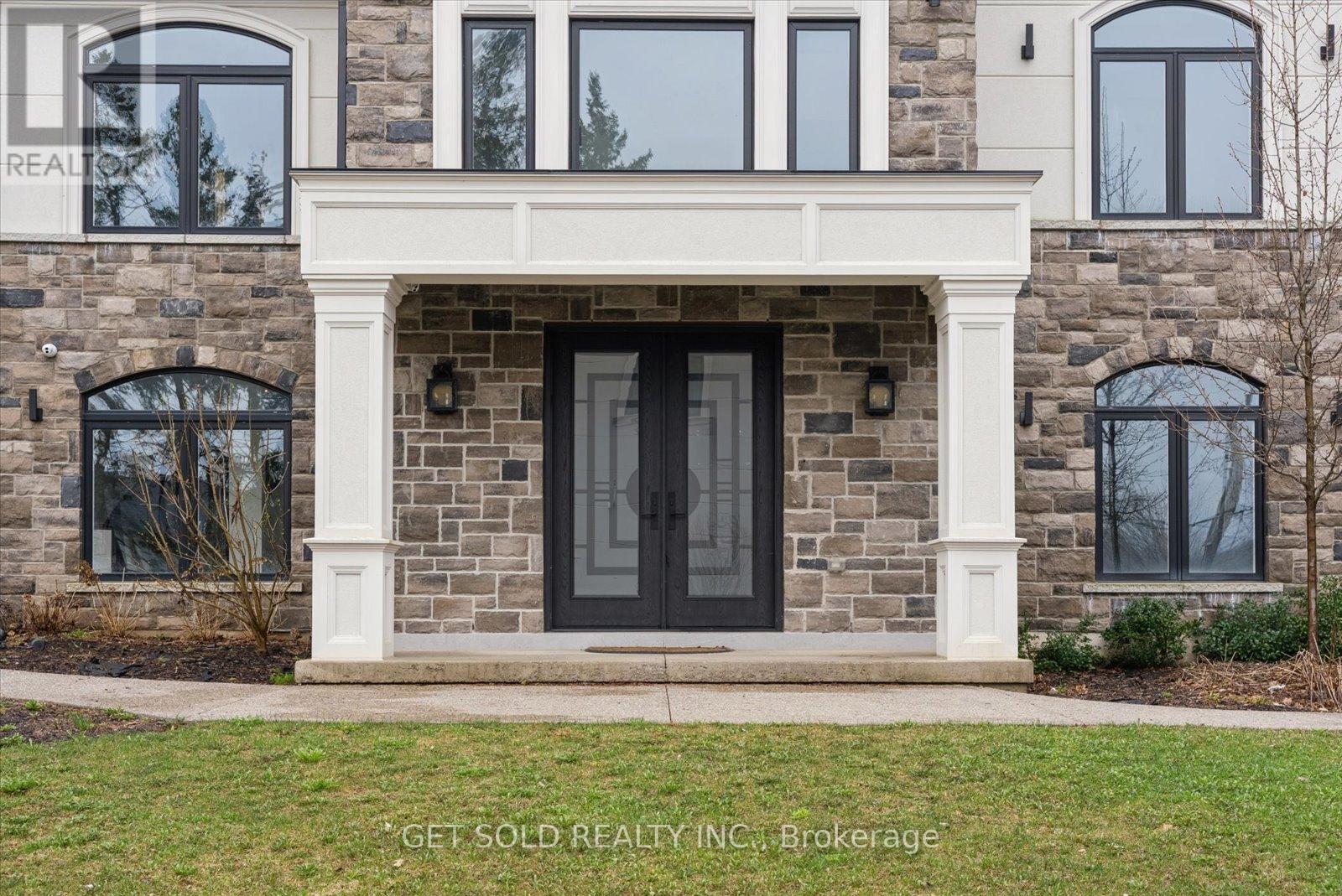 5040 MOUNT NEMO CRESCENT