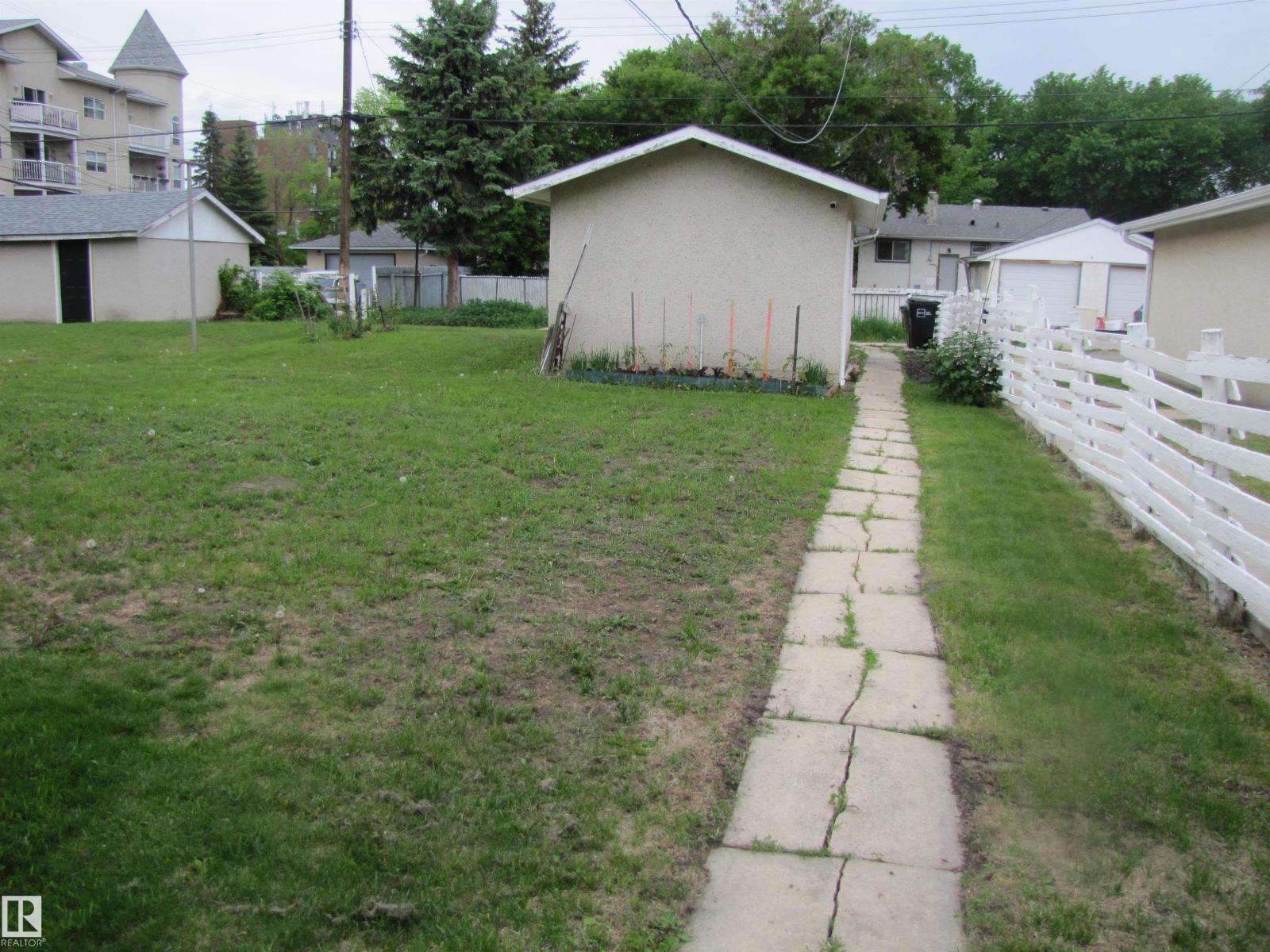 8122 83 AV NW