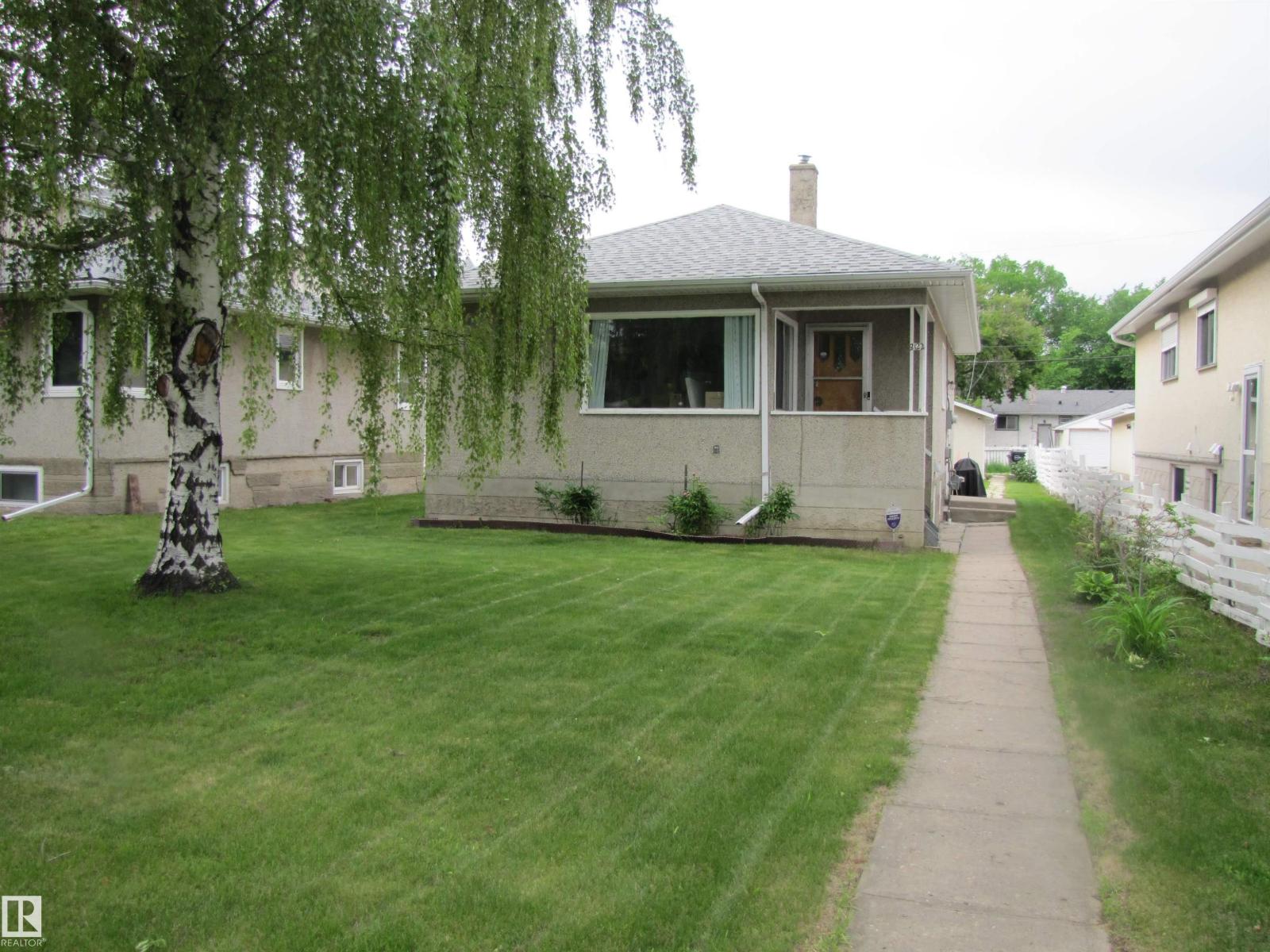8122 83 AV NW