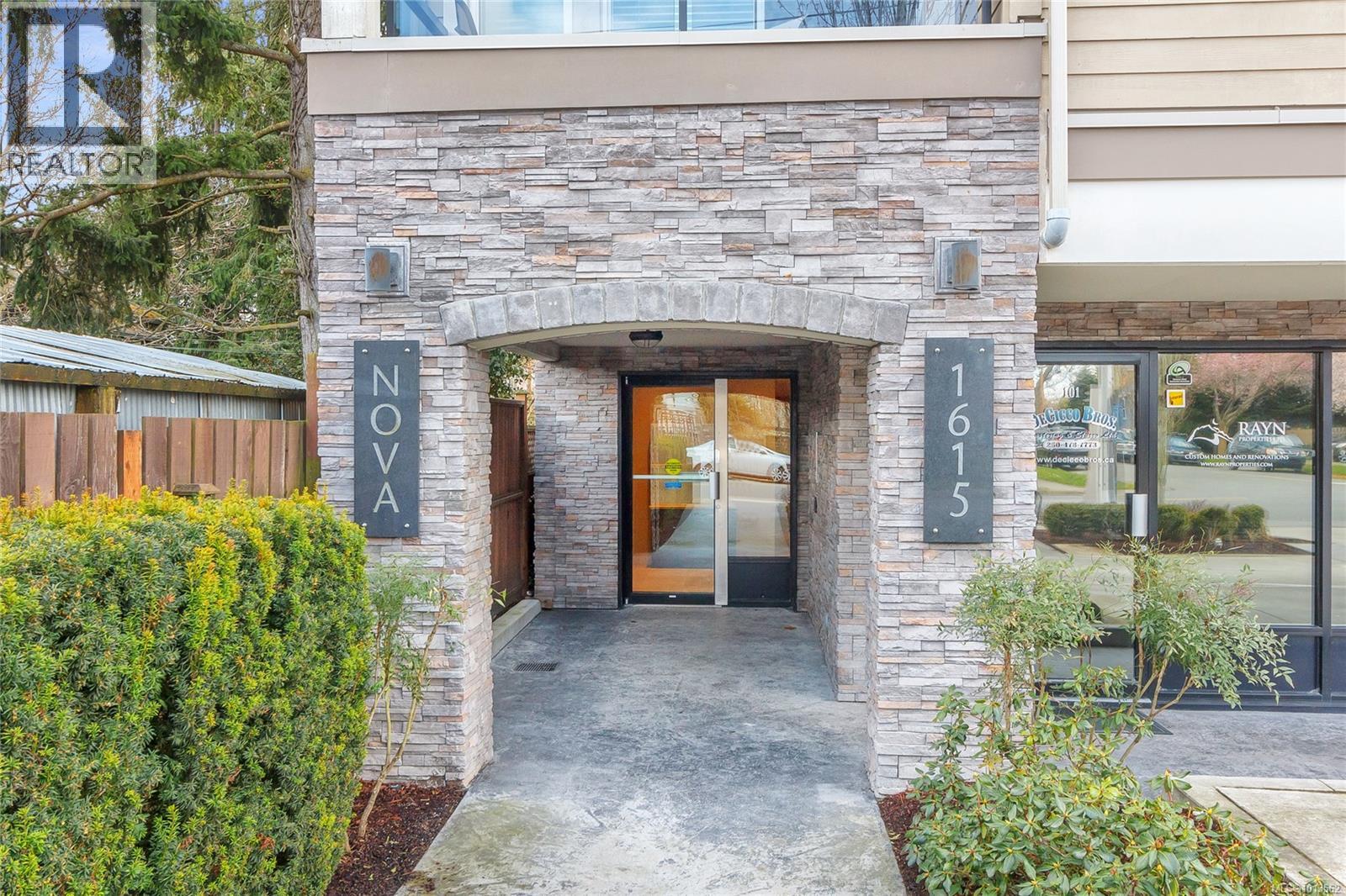 303 1615 Bay St