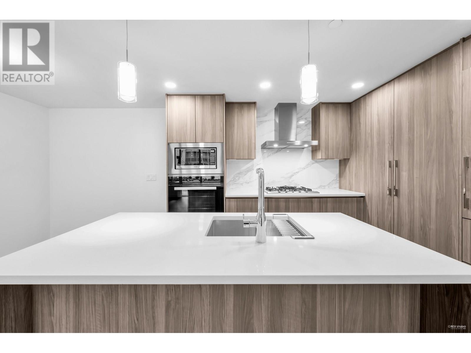 416 8611 HAZELBRIDGE WAY