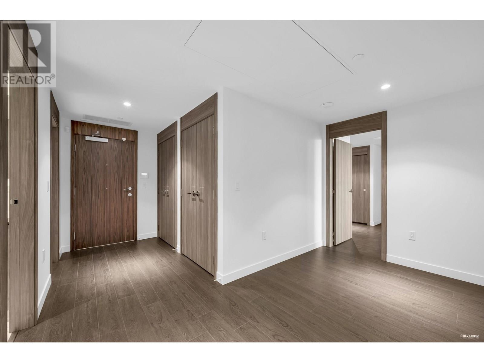 416 8611 HAZELBRIDGE WAY