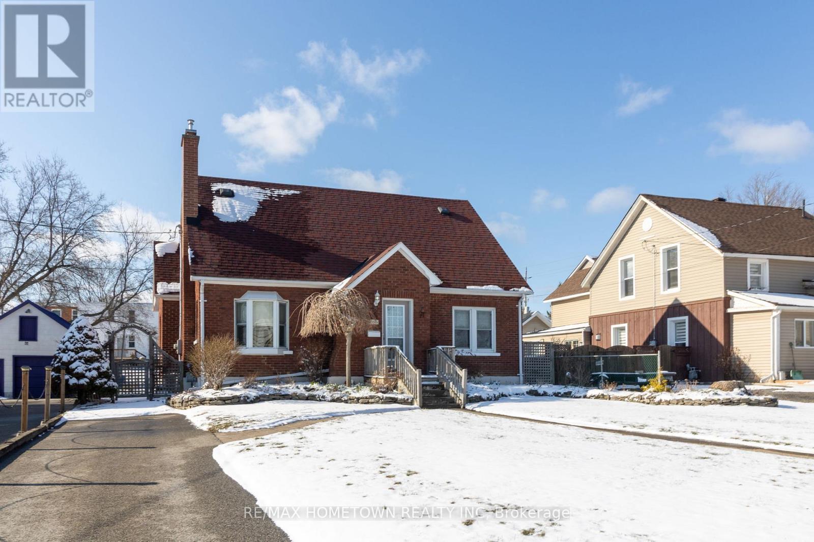 722 DIBBLE STREET W