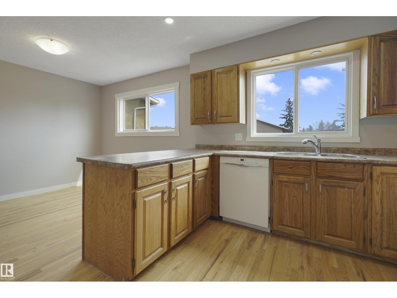 10612 158 AV NW
