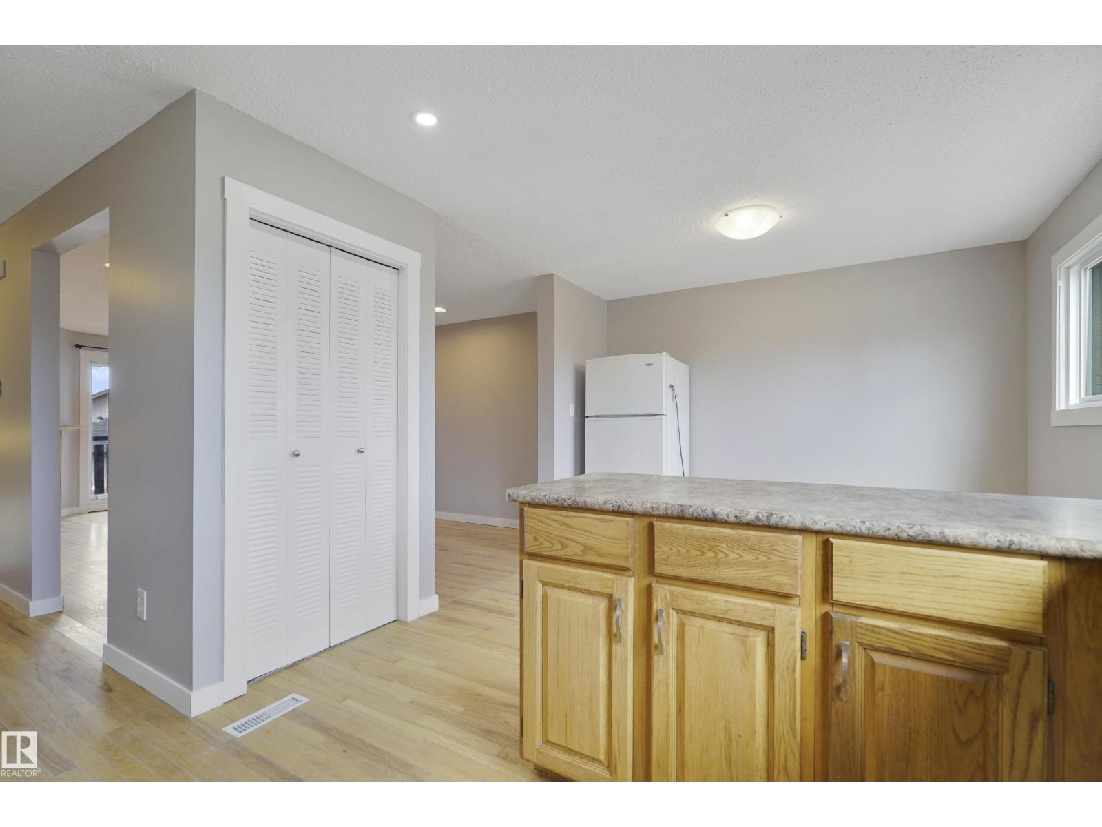 10612 158 AV NW