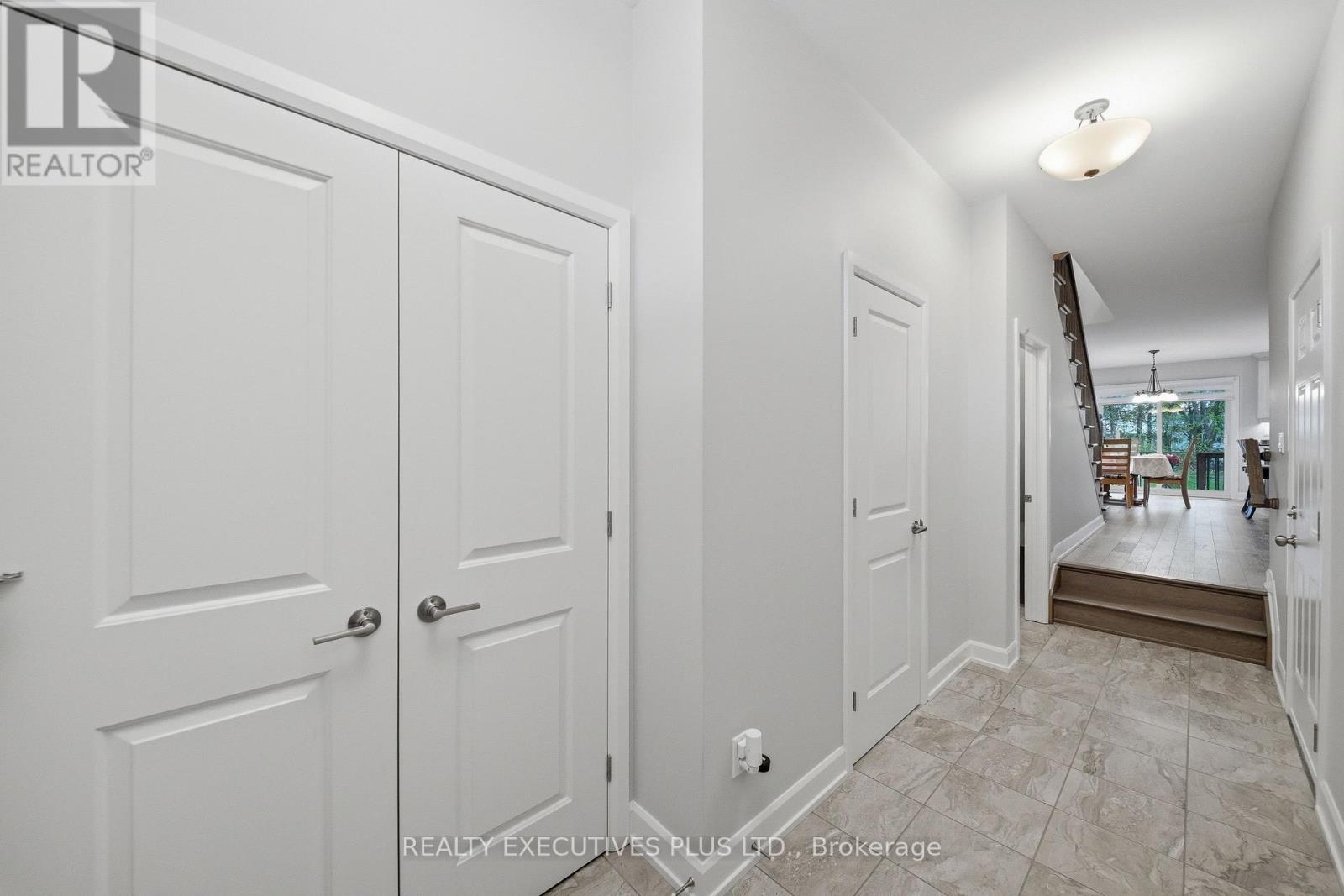 405 VOYAGEUR PLACE W