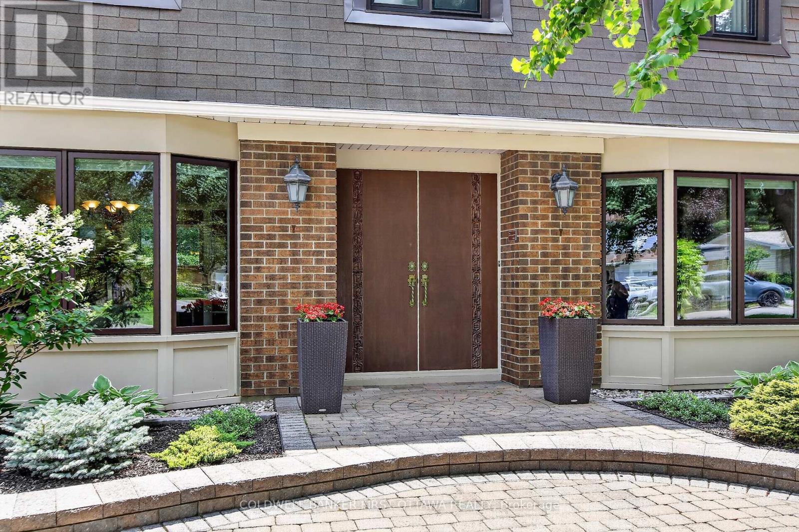 6 COSBURN AVENUE