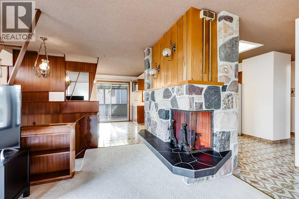 732 Hunts Crescent NW