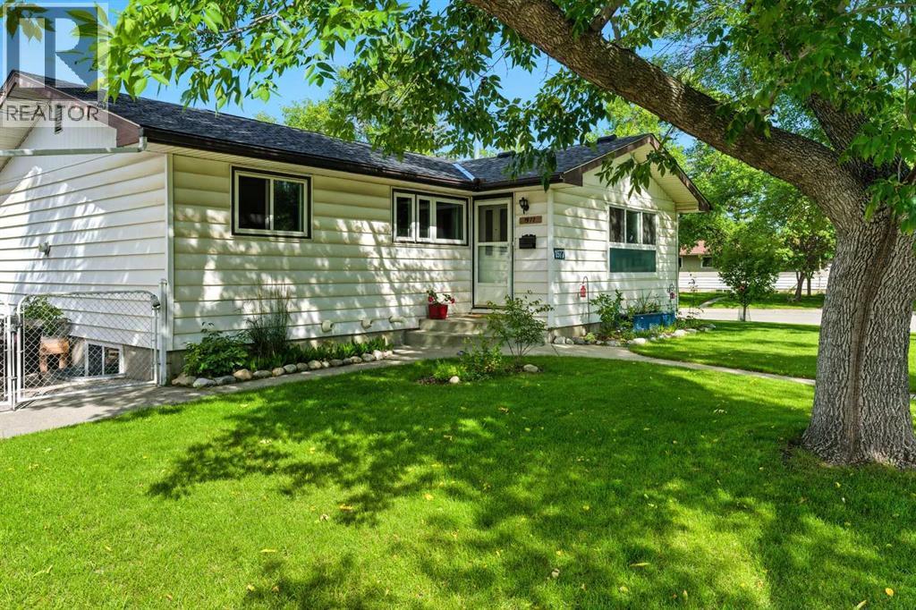 1977 Cottonwood Crescent SE