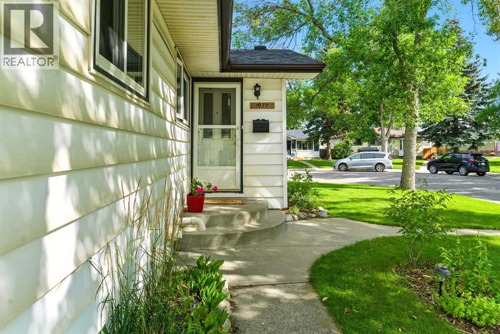 1977 Cottonwood Crescent SE
