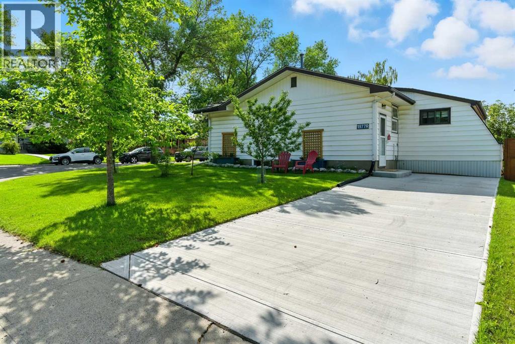 1977 Cottonwood Crescent SE