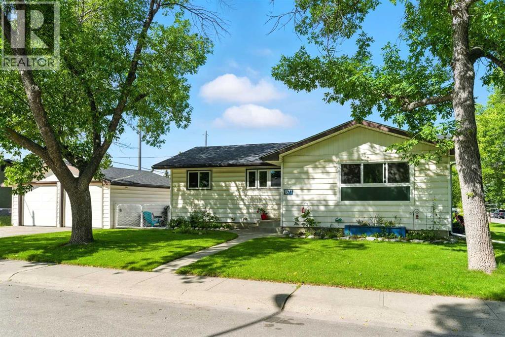 1977 Cottonwood Crescent SE