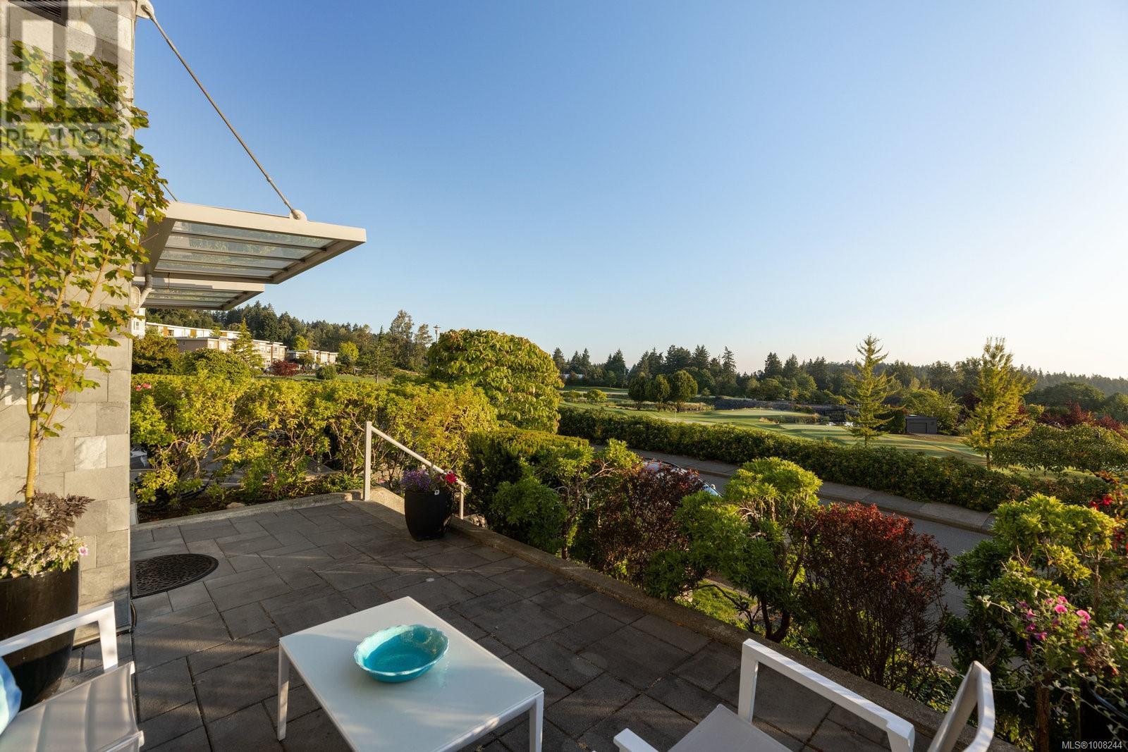 5322 Sayward Hill Cres