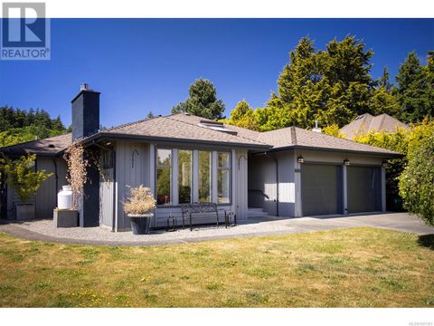 3814 Beachview Pl Saanich BC V8P5N8