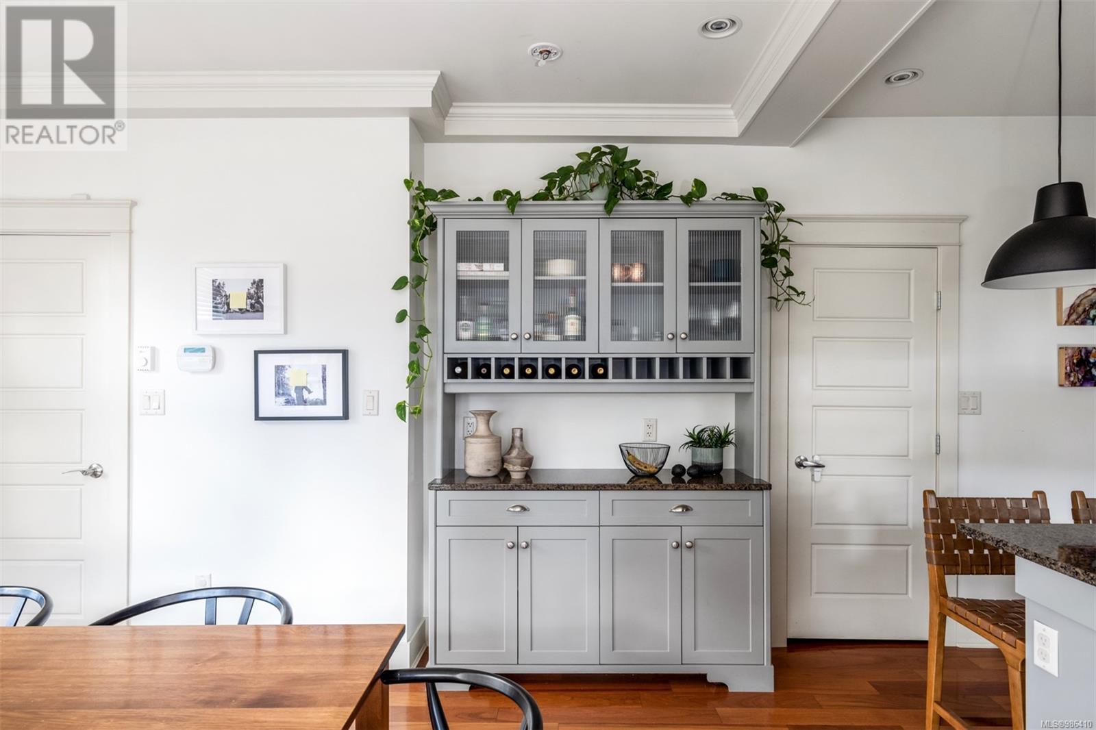 590 Simcoe St