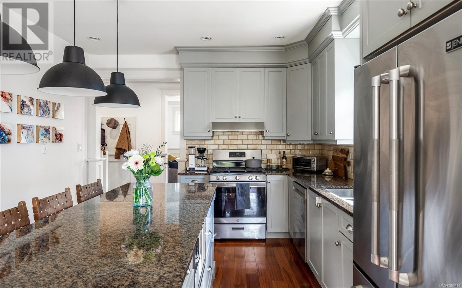 590 Simcoe St