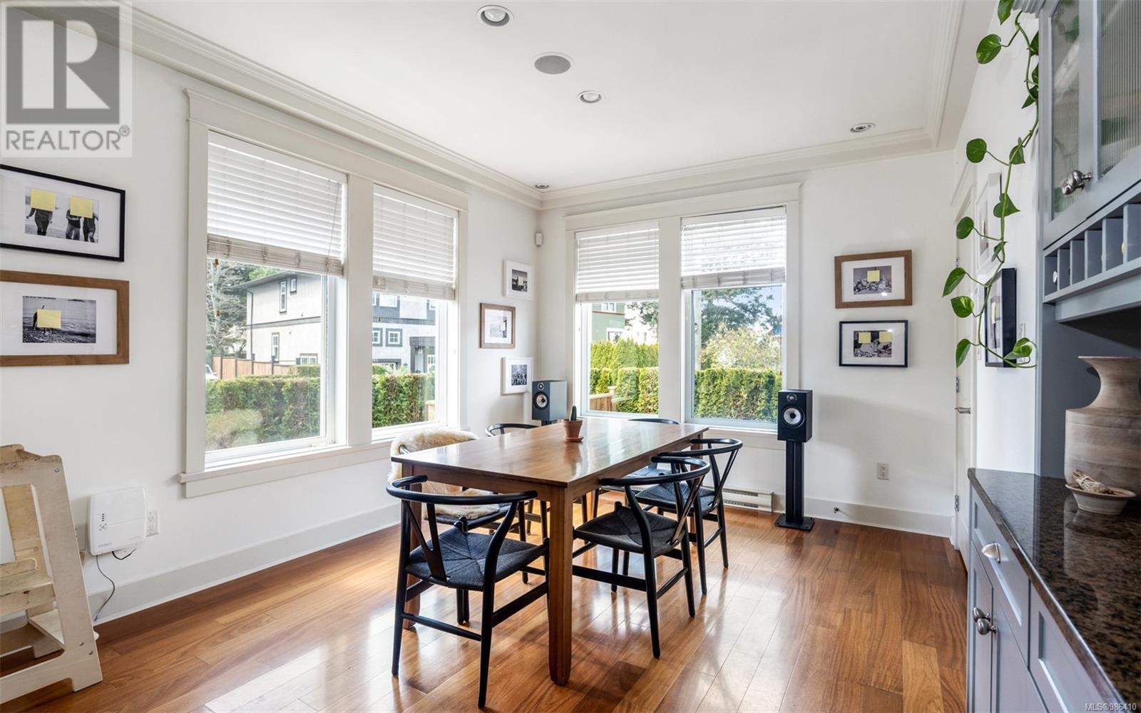 590 Simcoe St