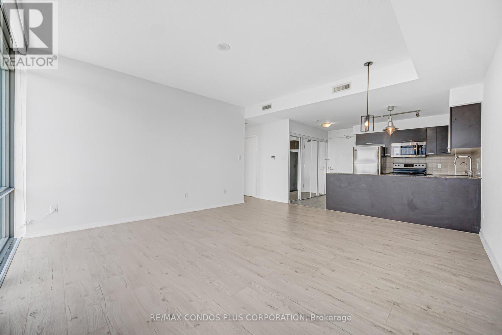 4404 - 38 GRENVILLE STREET