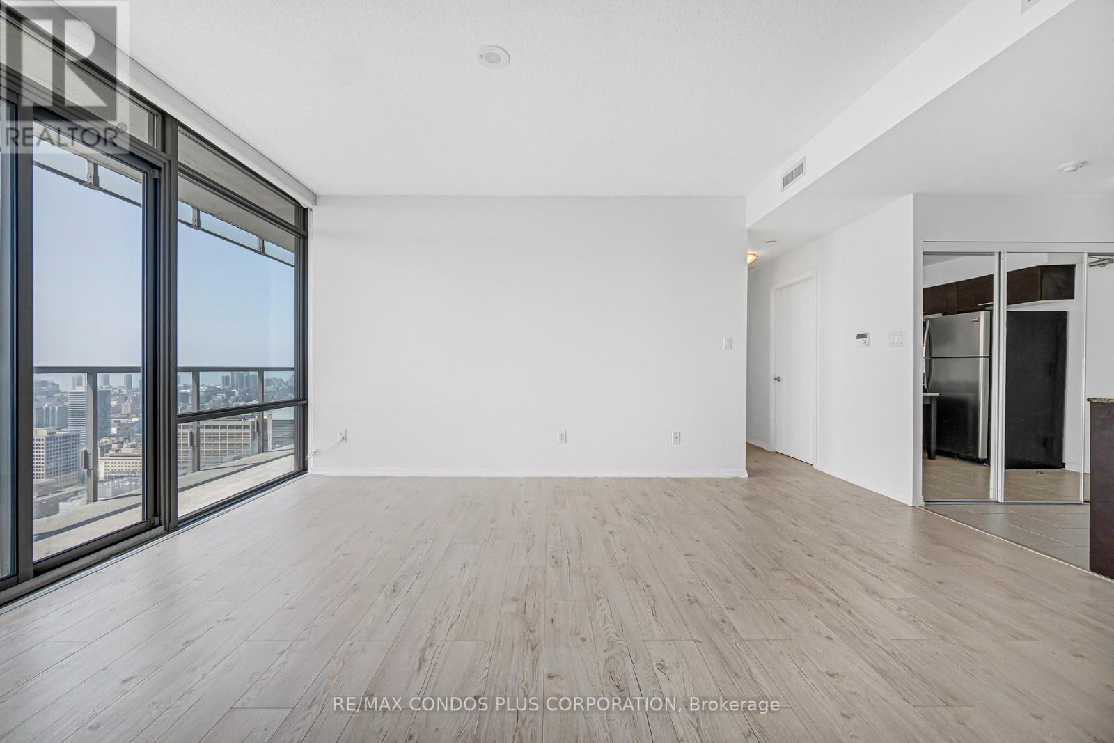 4404 - 38 GRENVILLE STREET