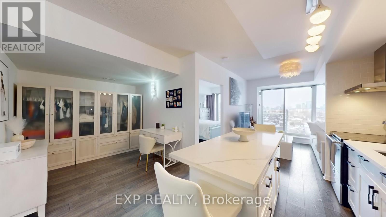 811 - 1050 THE QUEENSWAY