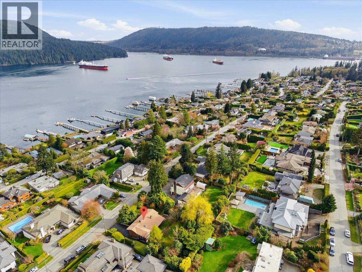 809 ROSLYN BOULEVARD