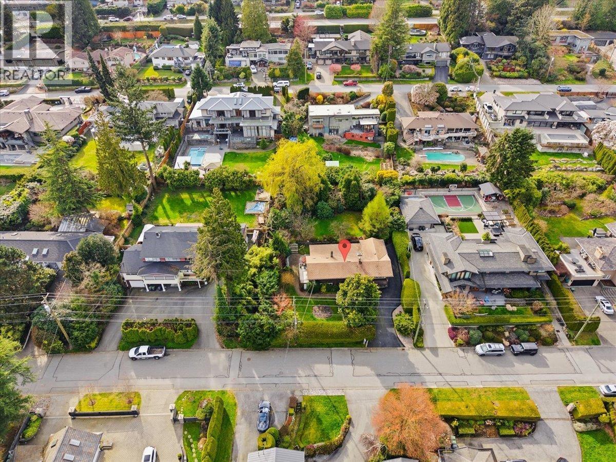 809 ROSLYN BOULEVARD