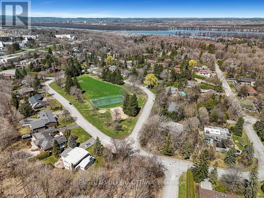 20 ROBIN CRESCENT