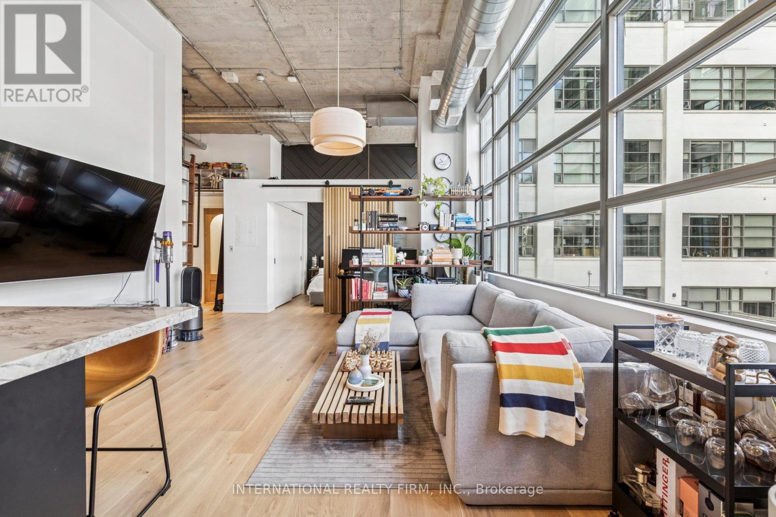 303 - 637 LAKE SHORE BOULEVARD W