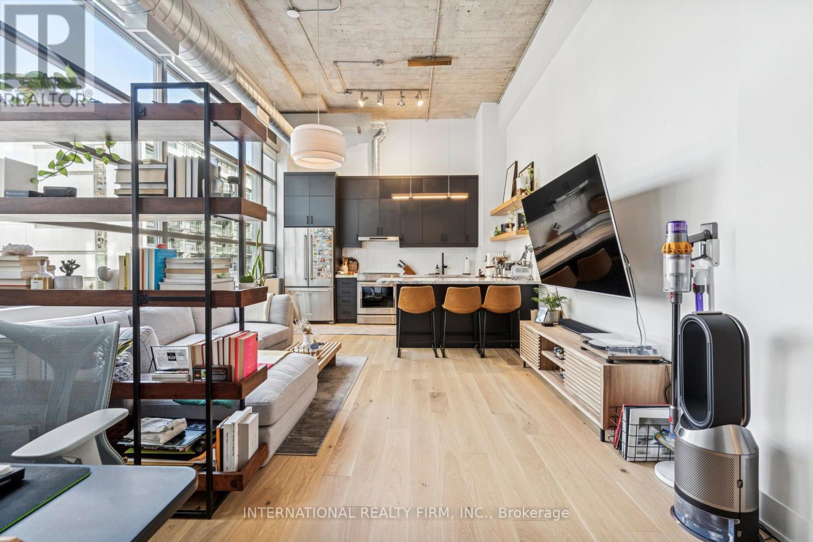 303 - 637 LAKE SHORE BOULEVARD W