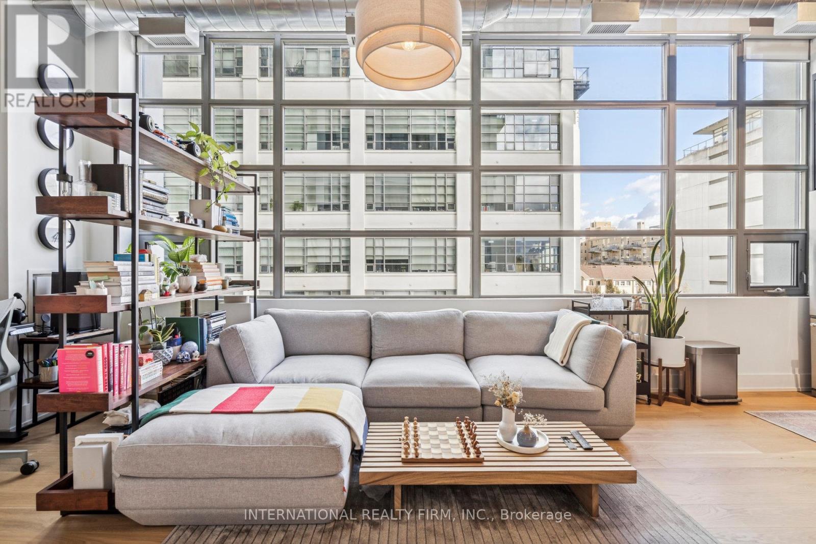 303 - 637 LAKE SHORE BOULEVARD W