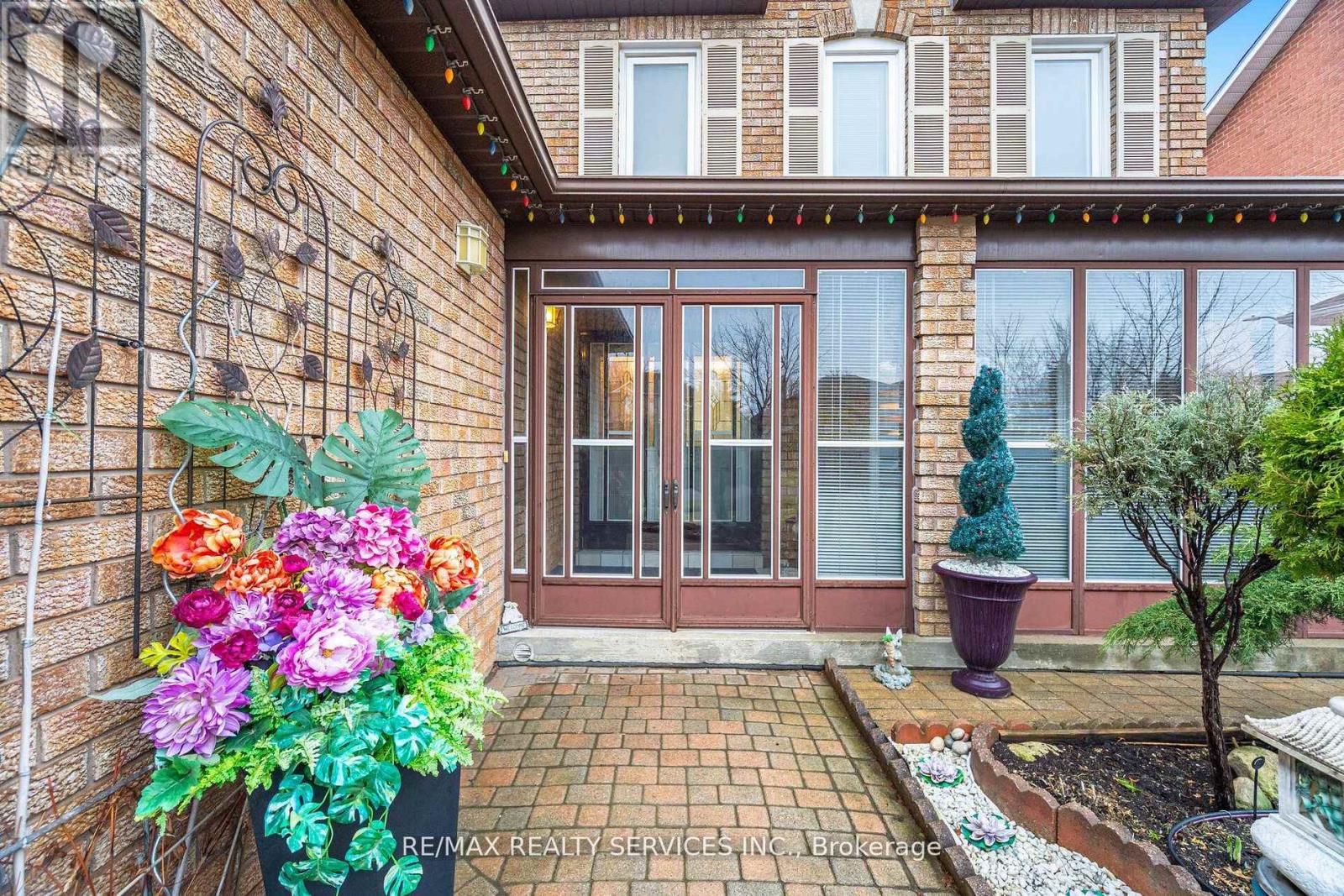 62 FERNBROOK CRESCENT