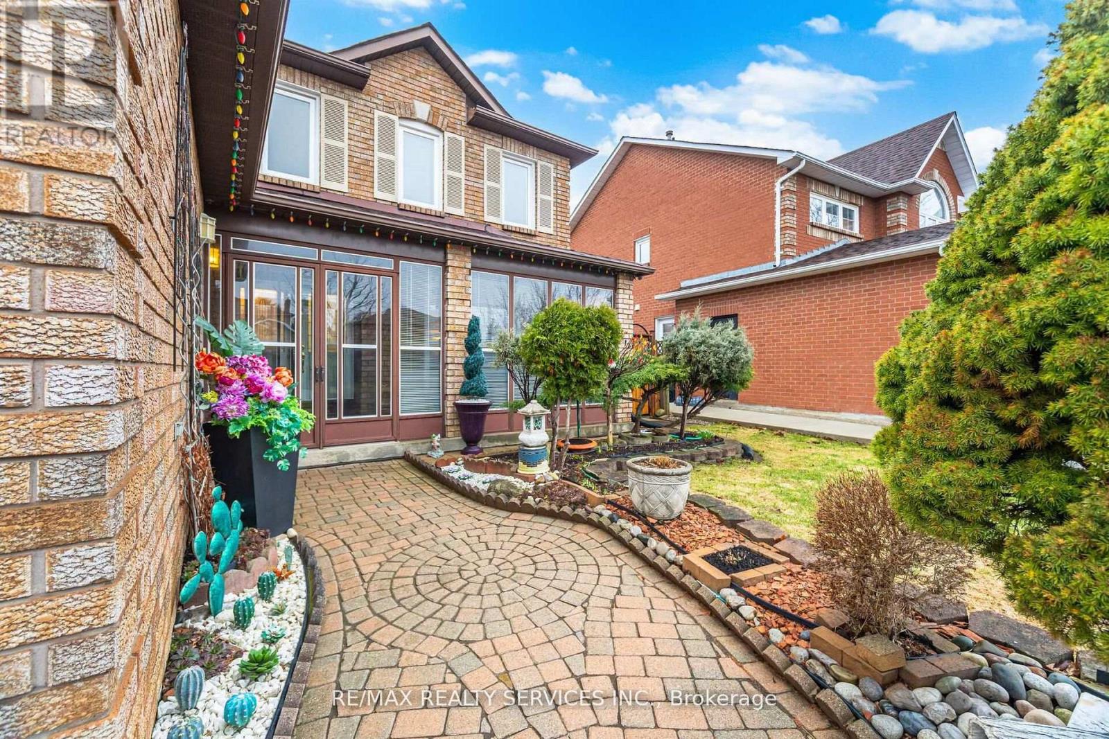 62 FERNBROOK CRESCENT