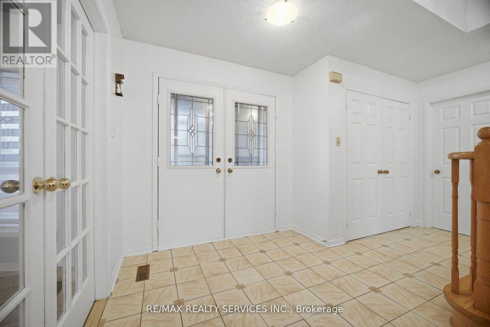 62 FERNBROOK CRESCENT