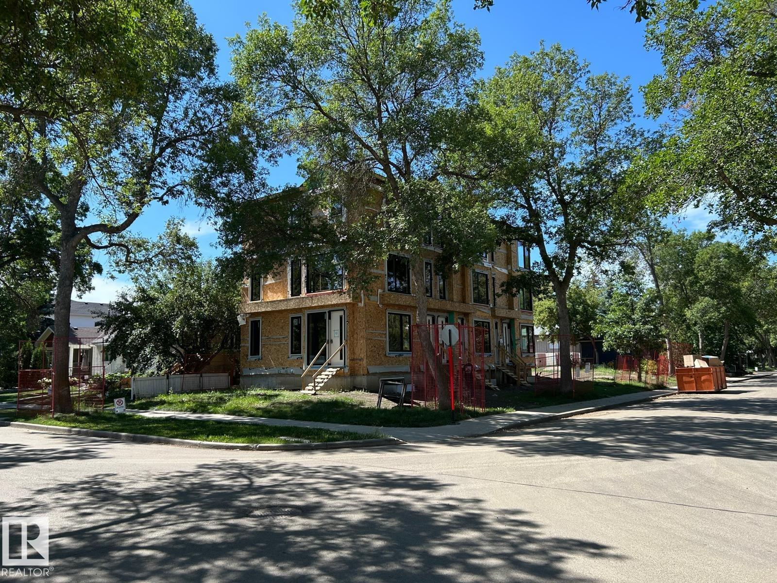 8903 94 AV NW